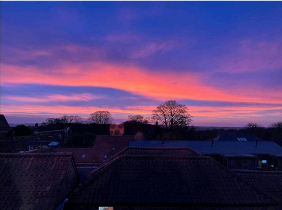 Sunset View, 2 Bedrooms In The Heart Of Holt With Parking ภายนอก รูปภาพ